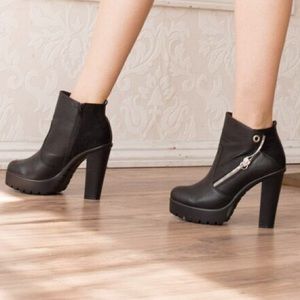 ✨Black leather ankle boots✨